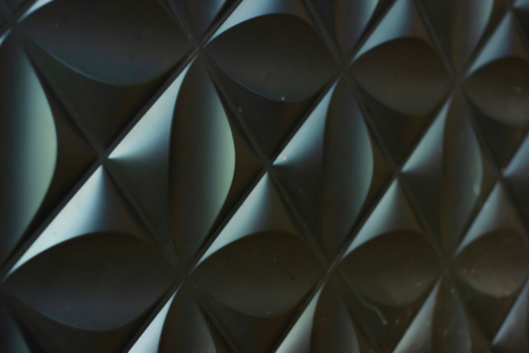 Painel decorativo 3D escuro com relevo geométrico