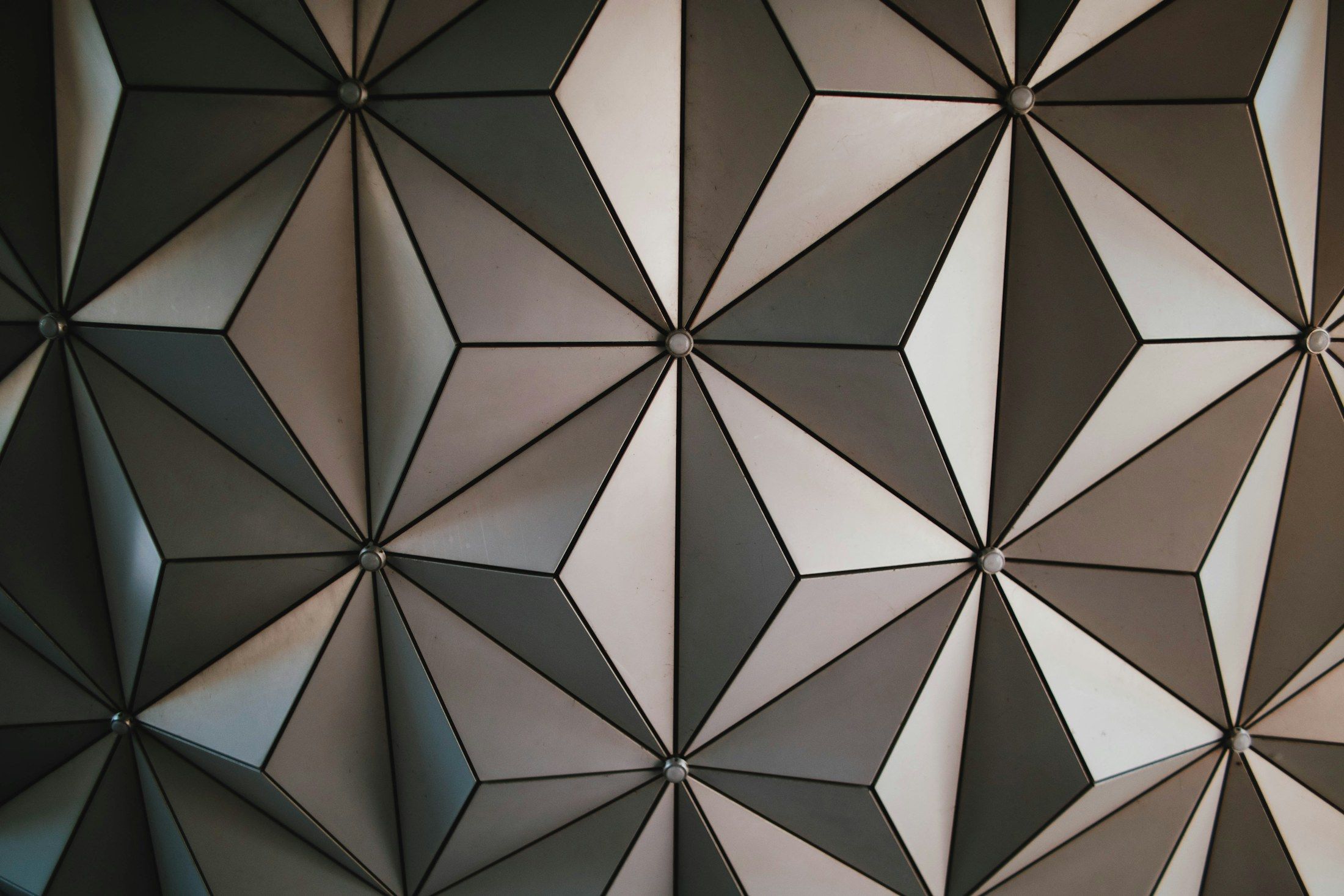 Parede com painéis decorativos 3D em relevo geométrico